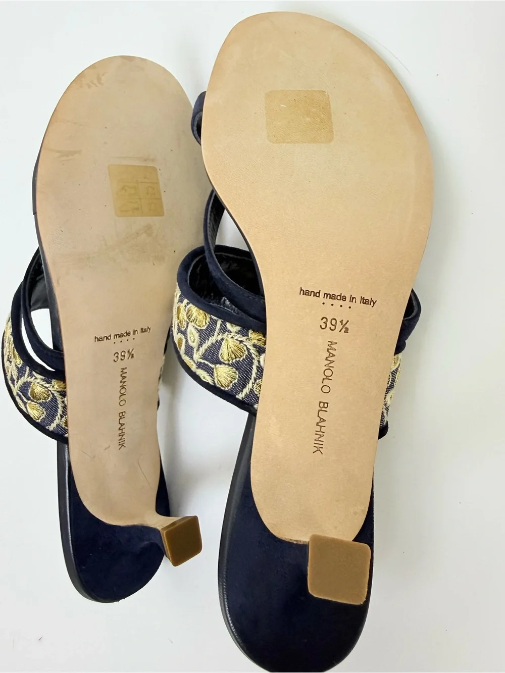 Manolo Blahnik Susa 50 Navy Gold Embroidered Thong Sandals Kitten Heels 39.5